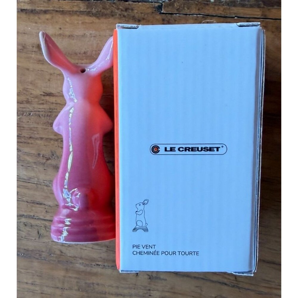 Le Creuset Stoneware Easter Bunny Pie Vent Bird Funnel Rose Quartz New in Box - Picture 4 of 6